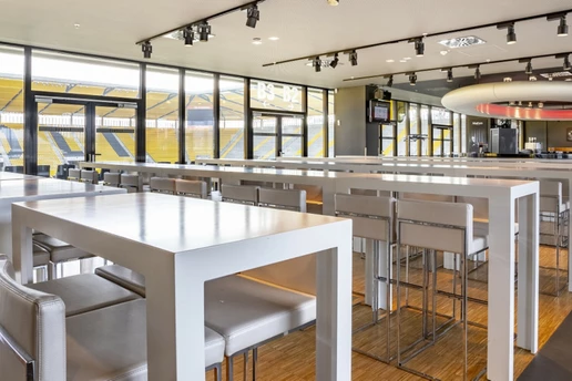 Eine Räumlichkeit mit Tischen und Hockern