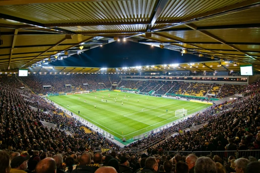 Das Stadtion gefüllt mit tausenden Menschen bei Nacht