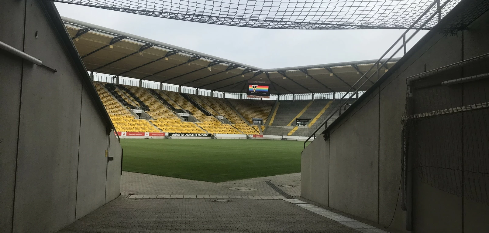 Nebeneingang zum Rasenplatz