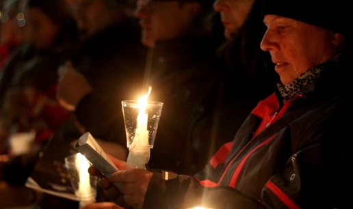 Kerze beim Weihnachtssingen auf dem Tivoli