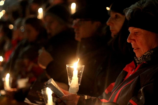Kerze beim Weihnachtssingen auf dem Tivoli