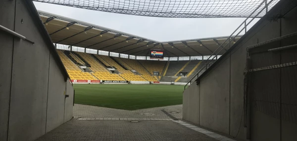 Nebeneingang zum Rasenplatz